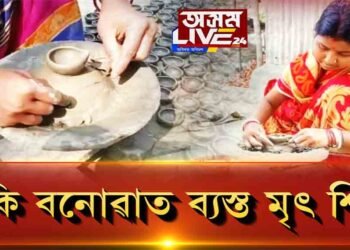 কুমাৰৰ হাতৰ স্পৰ্শত পাক ধৰিছে মাটি চাকিয়ে