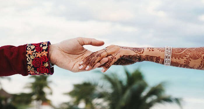 আকাশৰ পৰা পৰী হৈ উৰি আহি কইনা পৰিলগৈ বেলেগৰ বিয়াত, দৰাই আকাশী পৰী পাই পাতি থাউকতে পাতি থ’লে বিয়া