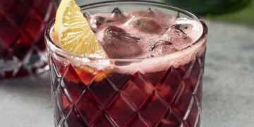 কোকা কোলাৰ স্থান আজিও কিয় ল’ব নোৱাৰে অন্য পানীয়ই? কেনেকৈ কোকা কোলাৰ সৈতে জড়িত হৈ আছে গৃহযুদ্ধৰ আঘাত! কোলা ৱাইনৰ পৰা কেনেকৈ নাম ল’লে কোকা কোলা?