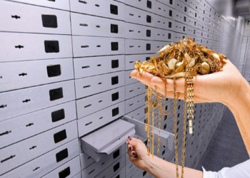 বেংক লকাৰত নগদ টকা ৰাখিব পাৰিনে? লকাৰৰ পৰা মূল্যবান সামগ্ৰী নষ্ট হ’লে বা হেৰালে বেংকে কি ক্ষতিপূৰণ দিয়ে? জানি থওক সবিশেষ তথ্য