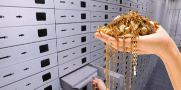 বেংক লকাৰত নগদ টকা ৰাখিব পাৰিনে? লকাৰৰ পৰা মূল্যবান সামগ্ৰী নষ্ট হ’লে বা হেৰালে বেংকে কি ক্ষতিপূৰণ দিয়ে? জানি থওক সবিশেষ তথ্য