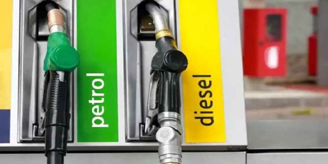 এই নিয়ম জানিলে আপুনিও নিজা অধিকাৰ সাব্যস্ত কৰিব পাৰে! মহিলাৰ এটা অভিযোগতেই পেট্ৰল পাম্পৰ মালিকে ভৰিলে ১ লাখ ৬৫হাজাৰৰ জৰিমনা