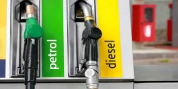 এই নিয়ম জানিলে আপুনিও নিজা অধিকাৰ সাব্যস্ত কৰিব পাৰে! মহিলাৰ এটা অভিযোগতেই পেট্ৰল পাম্পৰ মালিকে ভৰিলে ১ লাখ ৬৫হাজাৰৰ জৰিমনা