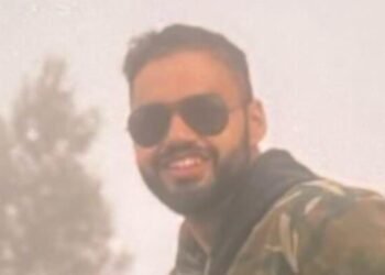 ইউৰোপলৈ যোৱা ভিছা নোপোৱাৰ বাবেই হানিমুন প্লেন লৈছিল কাশ্মীৰ! বিবাহৰ মাত্ৰ ৭দিনৰ পাছতেই সন্ত্ৰাসবাদী আক্ৰমণত মৃত্যু নৌসেনাৰ লেফটেনেণ্টৰ! হানিমুনতেই বিধৱাৰ সাজ পিন্ধিলে হিমাংশীয়ে