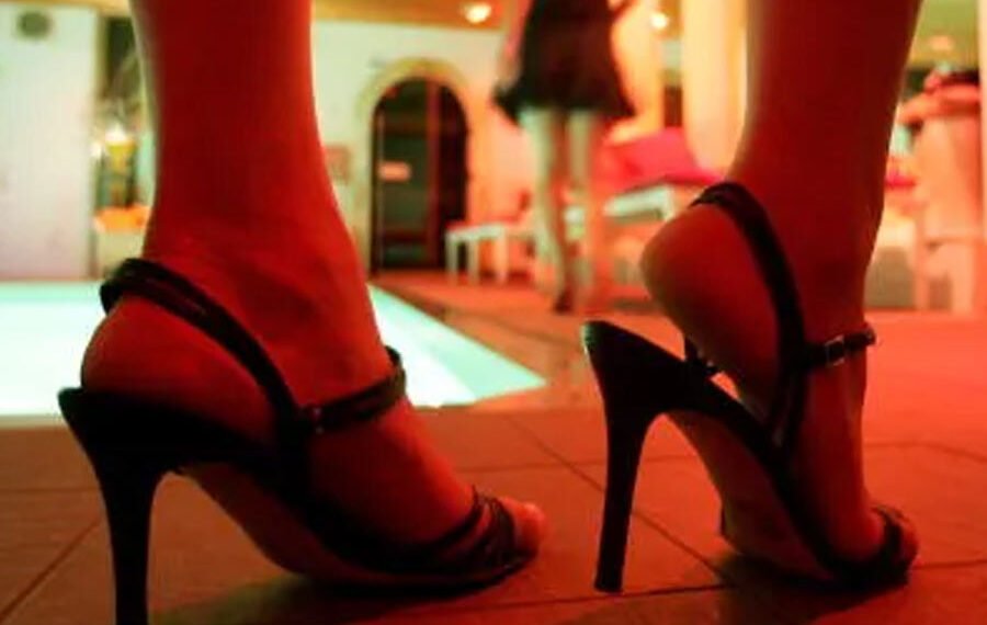 ভাৰতীয় প্ৰতিৰক্ষা বিভাগত জড়িতসকলক যৌনতাৰ ফান্দত পেলাবলৈ পাকিস্তানে চলাইছে ‘হানিট্ৰেপিং বিশ্ববিদ্যালয়’! বছৰত ৩৫০০ কোটি খৰচ কৰে দুখীয়া দেশ পাকিস্তানে