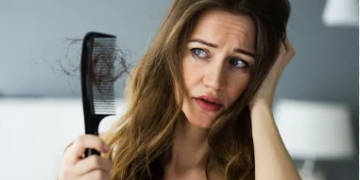 অতিৰিক্ত চুলি সৰিছে? সাৱধান হওক, শৰীৰত এই তিনিটা গুৰুত্বপূৰ্ণ উপাদানৰ ঘাটিতেই হ’ব পাৰে এই সমস্যা