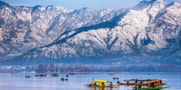 ডাল লেকত উৰি আহিছে ক্ষেপণাস্ত্ৰৰ দৰে সামগ্ৰী! বিস্ফোৰণৰ শব্দত কঁপি উঠিছে শ্ৰীনগৰ