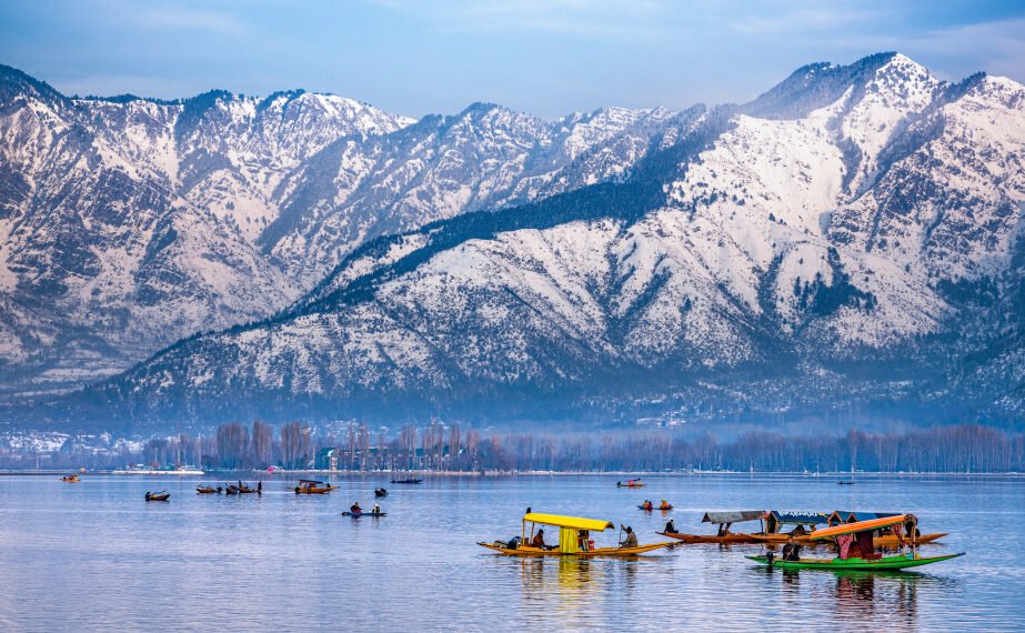 ডাল লেকত উৰি আহিছে ক্ষেপণাস্ত্ৰৰ দৰে সামগ্ৰী! বিস্ফোৰণৰ শব্দত কঁপি উঠিছে শ্ৰীনগৰ