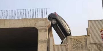 গুগল মেপ অনুসৰণ কৰি যাত্ৰা কৰে নেকি? গুগল মেপ চাই যাত্ৰা কৰোতেই নিৰ্মীয়মান ফ্লাইঅভাৰত এনেকৈ ৰৈ গ’ল বাহন, ভাইৰেল ভিডিঅ’ দেখিলে আপোনাৰো বুকু কঁপি উঠিব