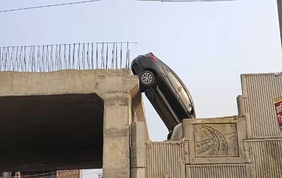 গুগল মেপ অনুসৰণ কৰি যাত্ৰা কৰে নেকি? গুগল মেপ চাই যাত্ৰা কৰোতেই নিৰ্মীয়মান ফ্লাইঅভাৰত এনেকৈ ৰৈ গ’ল বাহন, ভাইৰেল ভিডিঅ’ দেখিলে আপোনাৰো বুকু কঁপি উঠিব