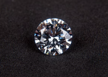 মাটি খান্দিলেই পোৱা যায় কোটি কোটি টকাৰ হীৰা, বৰ্ষা আহিলেই ভাৰতৰ এই ৰাজ্যত মাটি খান্দিবলৈ ভিৰ কৰে বহুলোকেই