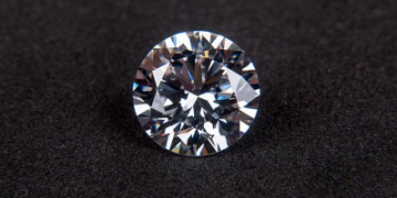 মাটি খান্দিলেই পোৱা যায় কোটি কোটি টকাৰ হীৰা, বৰ্ষা আহিলেই ভাৰতৰ এই ৰাজ্যত মাটি খান্দিবলৈ ভিৰ কৰে বহুলোকেই