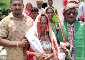 দৰা ৯৫ বছৰীয়া, ইফালে কইনাৰ বয়স ৯০! ৭০ বছৰ লিভ ইন ৰিলেশ্ব্যনচিপত থকাৰ অন্তত বিবাহ, ককা-আইতাক শুভেচ্ছা দেশবাসীৰ