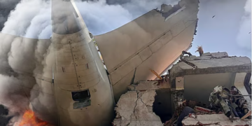 হোষ্টেলত লাঞ্চ কৰিছিল MBBS ছাত্ৰসকলে, সেইসময়তেই বিল্ডিঙৰ ওপৰত পৰে বিমানখন, কথমপি প্ৰাণ ৰক্ষা এজন জুনিয়ৰ চিকিৎসকৰ, কি কৈছে চিকিৎসকৰ মাতৃয়ে?