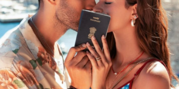 প্ৰাক্তন প্ৰেয়সীৰ ওঁঠত ওঁঠ থৈ বিশেষ প’জ কাৰ্তিক আৰিয়ানৰ, আকৌ জোৰা লাগিছে নেকি ভঙা প্ৰেম? কৰণ জোহাৰে শ্বেয়াৰ কৰা ফটোখনৰ বিশেষত্ব জানেনে?