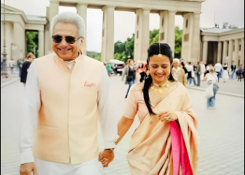 বাৰ্লিনত দেশী সাজেৰে বিয়াত বহিল সাংসদ মহুৱা মৈত্ৰ! তেওঁ বিবাহত পৰিধান কৰা শাৰীৰ দাম জানিলে চকু কঁপালত উঠিব আপোনাৰ