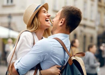 দৈনিক প্ৰিয়জনক এবাৰ আলিংগন কৰক! কমিব অসুখ, বাঢ়িব স্মৃতিশক্তি… আৰু কি কি লাভালাভ?