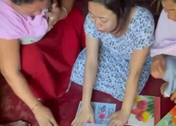 চকুৰ কোণত এফুটা পানী লৈ মাতৃয়ে কৈছে, ‘এই দুখন হাতেৰে তোক ডাঙৰ কৰিছিলো আই’ এয়াৰ ইণ্ডিয়াৰ বিমান দুৰ্ঘটনাত নিহত ক্ৰুৰ মেম্বাৰ নগানথোই শৰ্মাৰ ঘৰৰ বিশেষ ভিডিঅ’ ভাইৰেল