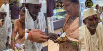 মুগ্ধ নেট দুনীয়া… বৃদ্ধ দম্পতিক মাত্ৰ ২০টকাত মঙ্গলসূত্ৰ দিলে গহনাৰ  দোকানৰ মালিকে!