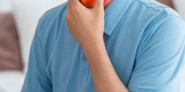 ডিঙিৰ বিষ, ঘনাই জ্বৰ উঠে, জিভা লৰোৱাত অসুবিধা, অৱহেলা নকৰিব এইসমূহ লক্ষণ মুখৰ কৰ্কটৰ লক্ষণ, কি কি লক্ষণ দেখিলে সতৰ্ক হ’ব?