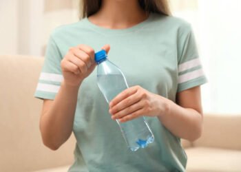 বটলৰ পুৰণি পানী নেপেলোৱাকৈ তাতেই আকৌ পানী ভৰাইছে? প্ৰতিদিনে ব্যৱহাৰ কৰা বটল সদায়ে ধুৱেনে? পানী বটলৰ পৰাই বিয়পিব পাৰে এইকেইটা ৰোগ