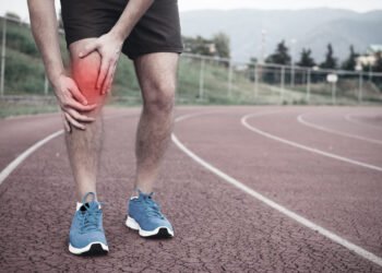 কি ভিটামিনৰ অভাৱত আঁঠুৰ বিষ হ’ব পাৰে? কম বয়সতে আঁঠু বিষৰ সমস্যা হ’লে খাদ্য তালিকাত কি কি অন্তৰ্ভুক্ত কৰাটো জৰুৰী?