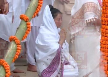 জুবিনে নিৰবে শুনিছে, দুখৰ দিনৰ লখিমীয়েও আজি কান্দি কান্দি স্বামীৰ বিদায় বেলাত গাইছে, মায়াবিনী ৰাতিৰ বুকুত…