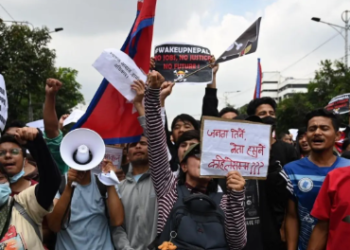 উত্তপ্ত নেপাল, পাৰ্লিয়ামেণ্টত সোমাল প্ৰতিবাদকাৰী, দেখা মাত্ৰকেই গুলিওৱাৰ নিৰ্দেশ চৰকাৰৰ! নেপালত কিয় বন্ধ কৰা হ’ল ফেছবুককে ধৰি ২৬টা প্লেটফৰ্ম?