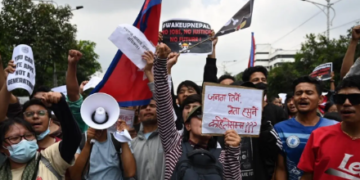 উত্তপ্ত নেপাল, পাৰ্লিয়ামেণ্টত সোমাল প্ৰতিবাদকাৰী, দেখা মাত্ৰকেই গুলিওৱাৰ নিৰ্দেশ চৰকাৰৰ! নেপালত কিয় বন্ধ কৰা হ’ল ফেছবুককে ধৰি ২৬টা প্লেটফৰ্ম?