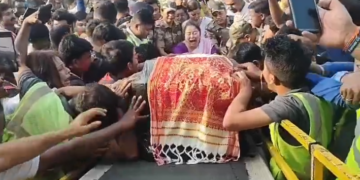 জুবিনে কৈছিল, গৰিমা মোৰ দুখৰ দিনৰ লখিমী… স্বামীৰ নশ্বৰ দেহ লৈ এম্বুলেন্সত গৰিমাৰ এই যাত্ৰাই কন্দোৱাইছে অসমবাসীক