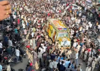 নিজ বাসগৃহত অন্তিম শয়নত প্ৰিয় শিল্পী জুবিন গাৰ্গ, বাসগৃহত শ্ৰদ্ধাঞ্জলি, আত্মীয় স্বজনৰ