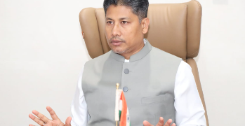 আপুনি নিজে আহি দেখুৱাই দিয়ক,কিদৰে সুকলমে জুবিনদাৰ পাৰ্থিৱ শৰীৰটো হেলিকপ্টাৰত উঠাব পাৰি। আমি হেলিকপ্টাৰ ৰেডী ৰাখিম, অখিল গগৈক কিয় উভতি ধৰিছে মন্ত্ৰী পীয়ুষ হাজৰিকাই?