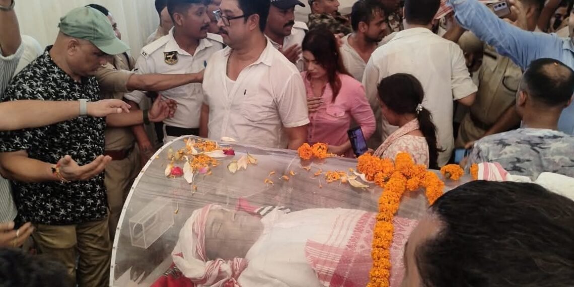 আজি শুদ্ধ বগা সাজেৰে শুই আছে জুবিন, ভালপোৱাধৰণেই আজিও মূৰত বান্ধিছে গামোছা, শান্ত সমাহিত জুবিনক দেখি সকলোকে বাগৰিছে চকুলো