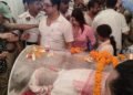 আজি শুদ্ধ বগা সাজেৰে শুই আছে জুবিন, ভালপোৱাধৰণেই আজিও মূৰত বান্ধিছে গামোছা, শান্ত সমাহিত জুবিনক দেখি সকলোকে বাগৰিছে চকুলো