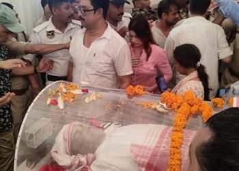 আজি শুদ্ধ বগা সাজেৰে শুই আছে জুবিন, ভালপোৱাধৰণেই আজিও মূৰত বান্ধিছে গামোছা, শান্ত সমাহিত জুবিনক দেখি সকলোকে বাগৰিছে চকুলো