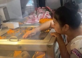 বিদায় বেলাৰ সুৰ…মানুহ ভালপাইছিল জুবিনে সেয়েতো বিদায় বেলাতো জুবিনৰ কাষত হাজাৰ হাজাৰ মানুহ