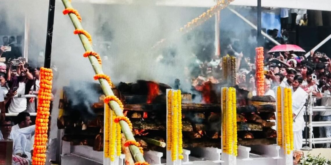 তোমাক হেৰুৱাই পাথৰ হিয়া… জুবিনে নিজে ৰোৱা ৰঙা চন্দনৰ ডালো দিয়া হ’ল জুবিনৰ চিতাত