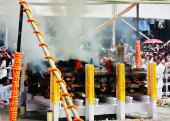 তোমাক হেৰুৱাই পাথৰ হিয়া… জুবিনে নিজে ৰোৱা ৰঙা চন্দনৰ ডালো দিয়া হ’ল জুবিনৰ চিতাত