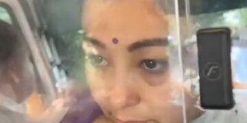 জুবিনে কৈছিল, গৰিমাই দেখিছে, জুবিন কি আছিল অসমবাসীৰ বাবে? জুবিনৰ কফিনৰ কাষত বহি অশ্ৰুসিক্ত নয়নেৰে গৰিমাই চাই ৰৈছে জনস্ৰোত