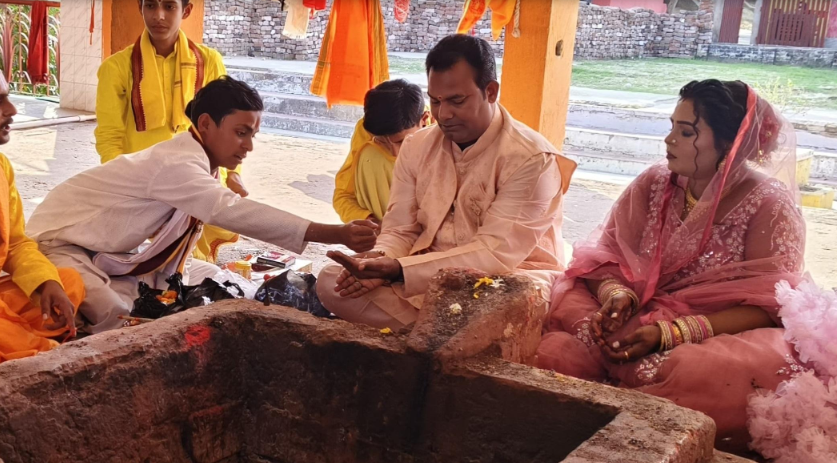 সনাতন ধৰ্মতহে কন্যা তথা মহিলাৰ সন্মান আছে… ইছলাম এৰি হিন্দুধৰ্ম গ্ৰহণ কৰিছে এই দম্পতিয়ে