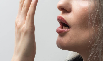 নিয়মিত ব্ৰাছ কৰিলেও মুখৰ দুৰ্গন্ধ নাযায়, শৰীৰত কি ৰোগে বাঁহ বন্ধাৰ লক্ষণ এয়া?