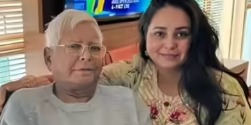 ‘মোৰ ওপৰত জোতাও উঠোৱা হৈছিল, কোনো কন্যাই যাতে মোৰ দৰে পৰিয়াল নাপায়!’ কিয় ঘৰ এৰিলে লালুক কিডনি দান কৰা কন্যা ৰোহিনীয়ে?