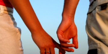 ২১ নহয় ১৮ বছৰ হ’লেই লিভ ইনত থাকিব পাৰিব পুৰুষ!  লিভ ইন ৰিলেছনচিপ ভাৰতত অপৰাধ নহয়, নিষিদ্ধও নহয়, ৰায় উচ্চ ন্যায়ালয়ৰ