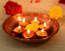 মন শান্ত হয়, ঘৰৰ পৰিবেশ শুদ্ধ থাকে! প্ৰতি সন্ধিয়া চাকি জ্বলাওঁতে এচামুচ ঘীউ দিলে কি কি সুফল পোৱা যাব?