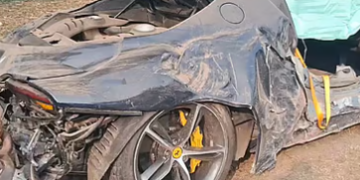 মুহূৰ্ততেই ভাঙি চুৰমাৰ বিলাসী ফেৰাৰি বাহন, আঘাতপ্ৰাপ্ত পিতৃ-পুত্ৰকে ধৰি দুই ছাফাইকৰ্মী, ক’ত, কেনেকৈ এই ঘটনা?