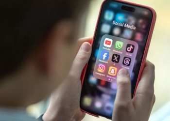 ১৬ বছৰৰ তলৰ কিশোৰ-কিশোৰীয়ে ব্যৱহাৰ কৰিব নোৱাৰিব ছচিয়েল মিডিয়া, ছচিয়েল মিডিয়া ব্যৱহাৰ কৰিলেই ৩০০ কোটি জৰিমনা, কোন দেশত এই নিয়ম?