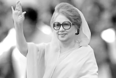 তিনিবাৰ তেওঁ প্ৰধানমন্ত্ৰী হৈছিল, তাৰপিছতেই ১৭ বছৰ জে’ল, উভতি চাওঁ আহক খালেদা জিয়াৰ সংঘাতপূৰ্ণ জীৱনক