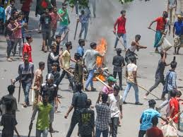 পুনৰ অগ্নিগৰ্ভা বাংলাদেশ,প্ৰতিবাদী যুৱ নেতাৰ নিহতৰ পাছতে ক্ষোভৰ দাৱানল, প্ৰতিবাদকাৰীৰ লক্ষ্য  নেতা-সাংবাদিক