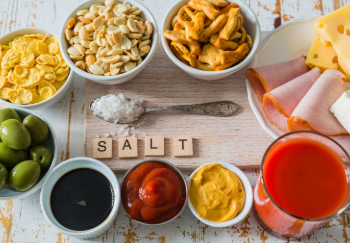 সুস্থ থাকিবলৈ নিমখ কমাই খাইছে? ছডিয়ামৰ মাত্ৰা একেবাৰে কমি গ’লে কি বিপদ? কি সমস্যাত পৰিব পাৰে আপুনি?