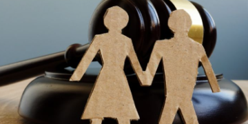 দীৰ্ঘদিন লিভ-ইনত থাকি সন্তান জন্ম দিলে সেই সম্পৰ্ক বিবাহৰ সৈতে সমান মৰ্যদাৰেই হয়, পত্নীৰ সমানেই আইনী সুৰক্ষা পাব সেই সংগীনীয়েও, কোন হাইকৰ্টে দিলে এই ৰায়?